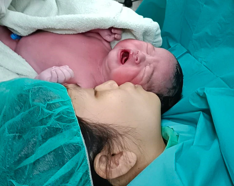 今天上午10點10分在茂盛醫院產下國慶寶寶兒子的蘇女士，輕吻迎接全家族第一個國慶寶寶。