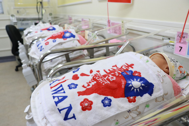 台中茂盛醫院10日迎來4名國慶寶寶，院方為4位寶寶送上國旗毛巾和兔子大蛋糕，讓新生兒與台灣一同慶祝生日。