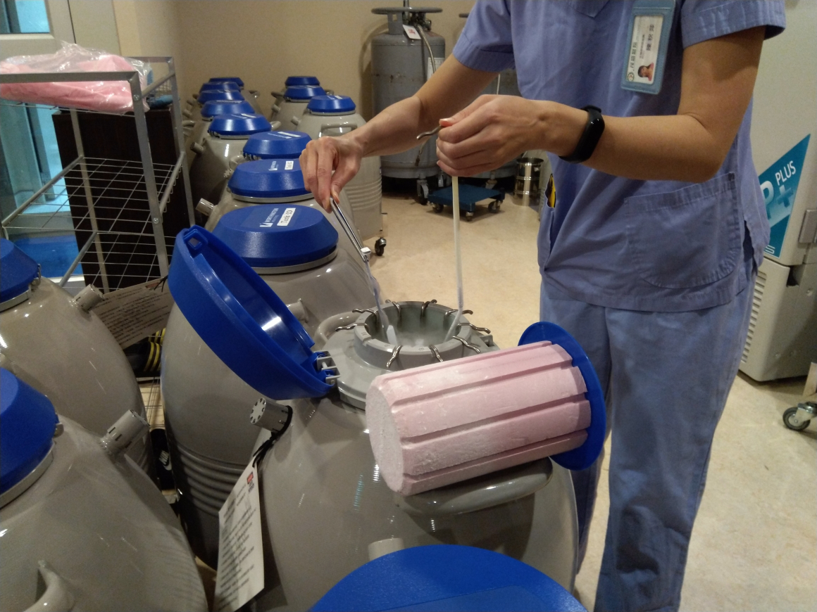 將精子放入負196度C的液態氮中保存