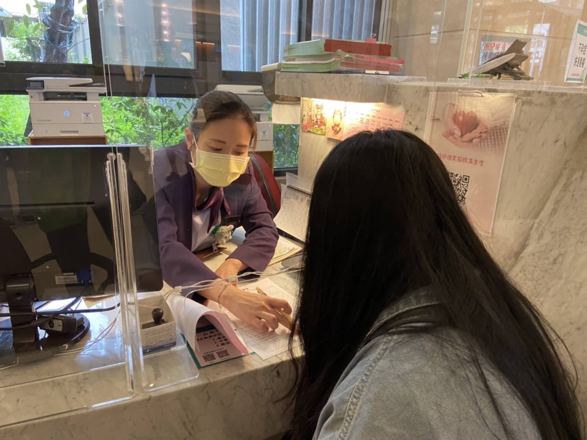 茂盛醫院國際部組長倪雪瑛為李小姐說明試管療程 茂盛醫院國際部組長倪雪瑛為李小姐說明試管療程